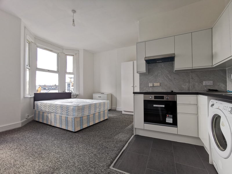 'Bright & spacious Studio Flat Dollis Hill NW2 5PU' Room to Rent from