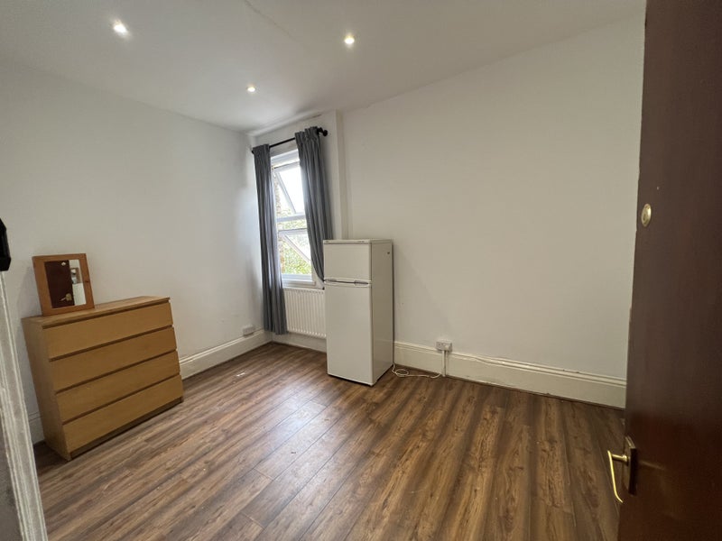 'Double Bedsit West Ealing W13 (Ave)' Room to Rent from SpareRoom