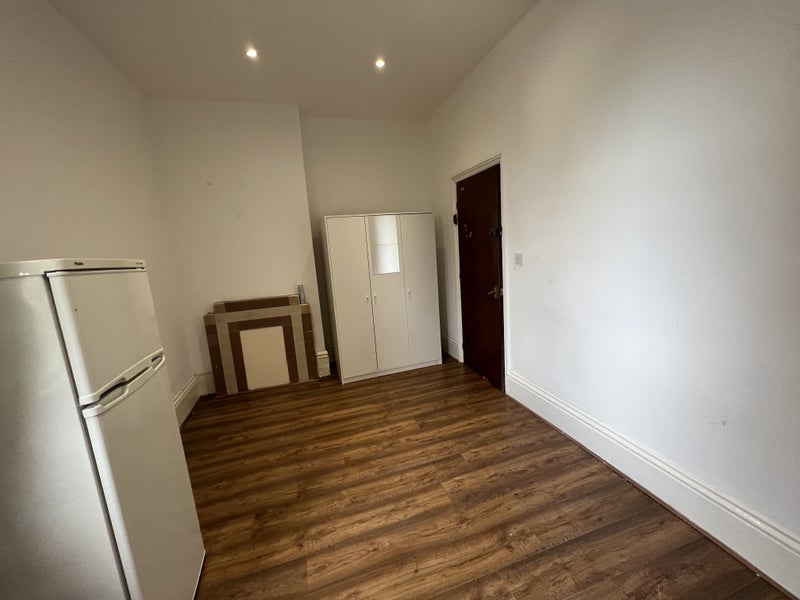 'Double Bedsit West Ealing W13 (Ave)' Room to Rent from SpareRoom