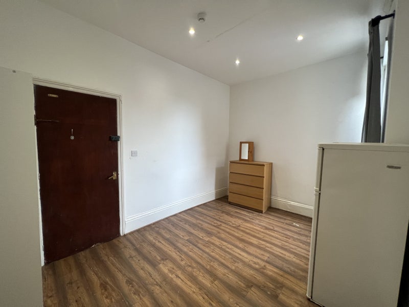 'Double Bedsit West Ealing W13 (Ave)' Room to Rent from SpareRoom