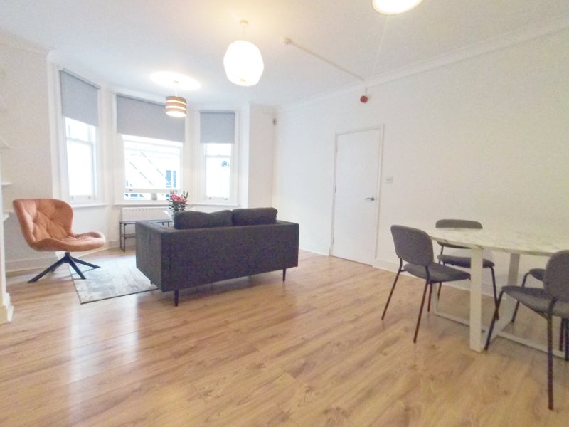 'Delightful one bed flat, 4 mins Gloucester Road' Room to Rent from