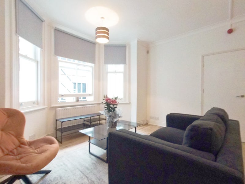 'Delightful one bed flat, 4 mins Gloucester Road' Room to Rent from