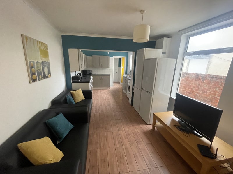 'One Double Room Left Available HU5' Room to Rent from SpareRoom