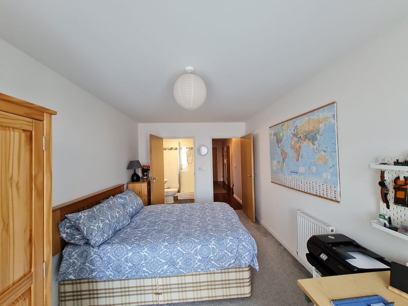 'Double room with en suite for rent in Crawley ' Room to Rent from