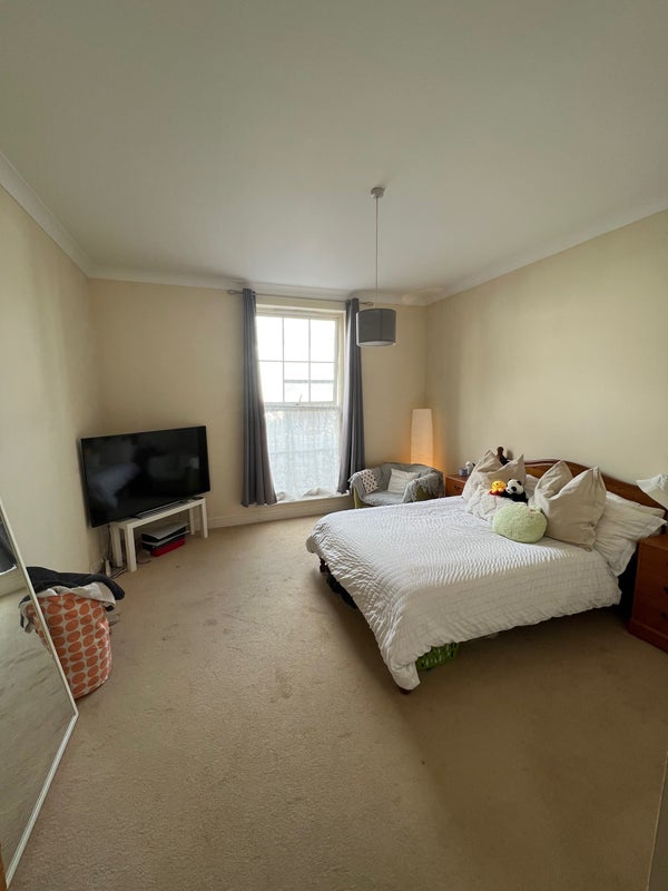 'En suite large room in Edinburgh New Town' Room to Rent from SpareRoom