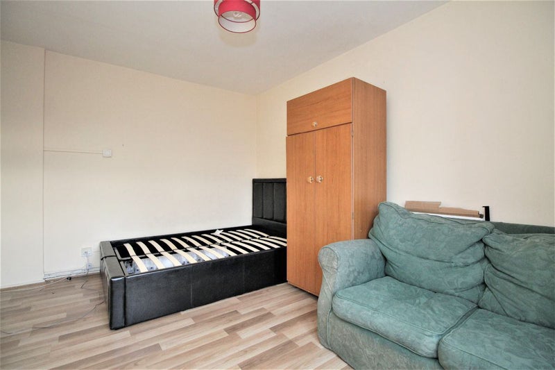 'Shoreditch, E1 *Inclusive* Great Studio Apartment ' Room to Rent from