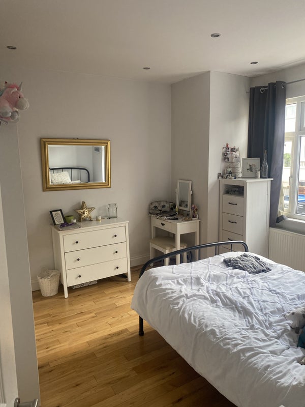 double room near Colliers Wood' Room to Rent from SpareRoom