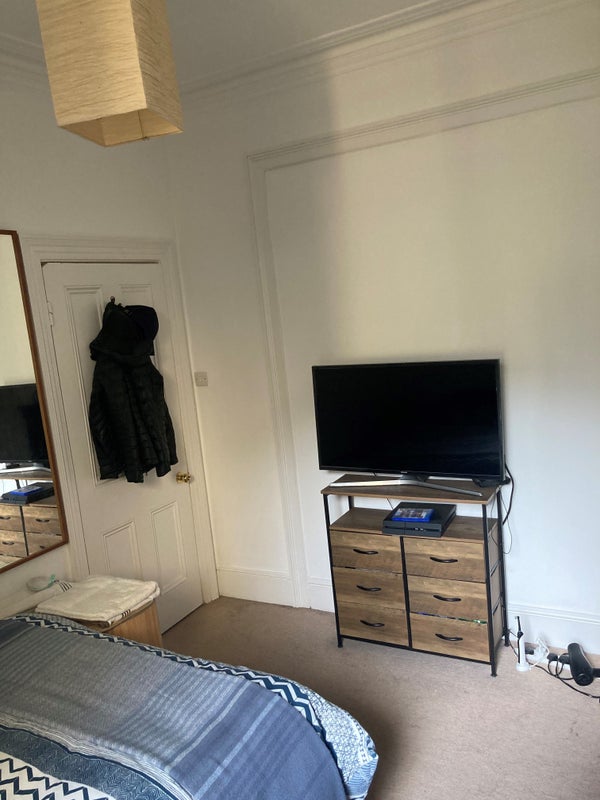 '*Large Double Bedroom *2 Min From Clapham Common*' Room to Rent from SpareRoom