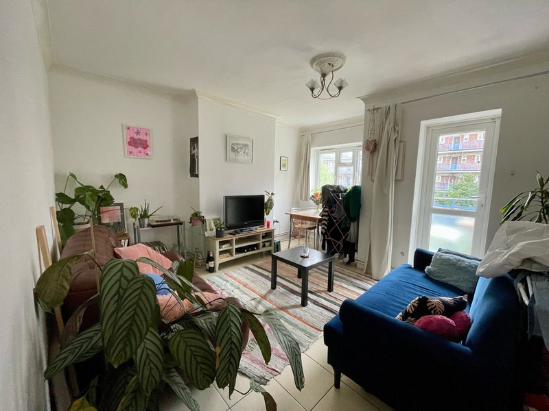 'Short term let in 4 bed Homerton flat ' Room to Rent from SpareRoom