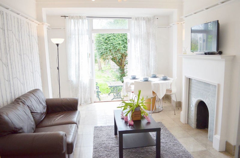 'Cozy modern room in Ealing with huge garden/kitche' Room to Rent from