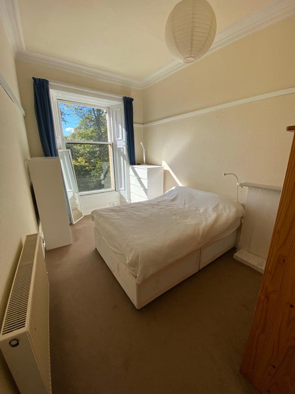 'Cozy Double Bedroom in HEATED West End Flat' Room to Rent from SpareRoom