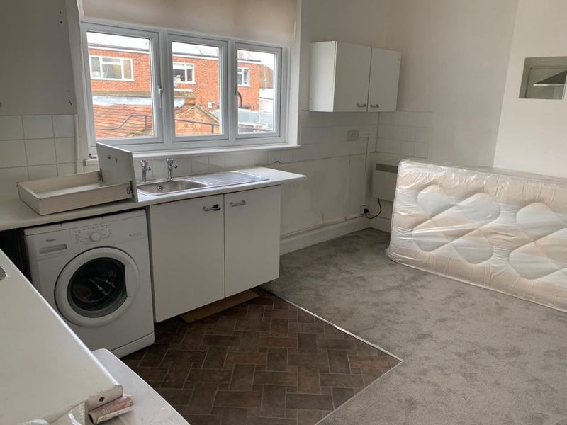 'Great studio flat in Hatch End ' Room to Rent from SpareRoom