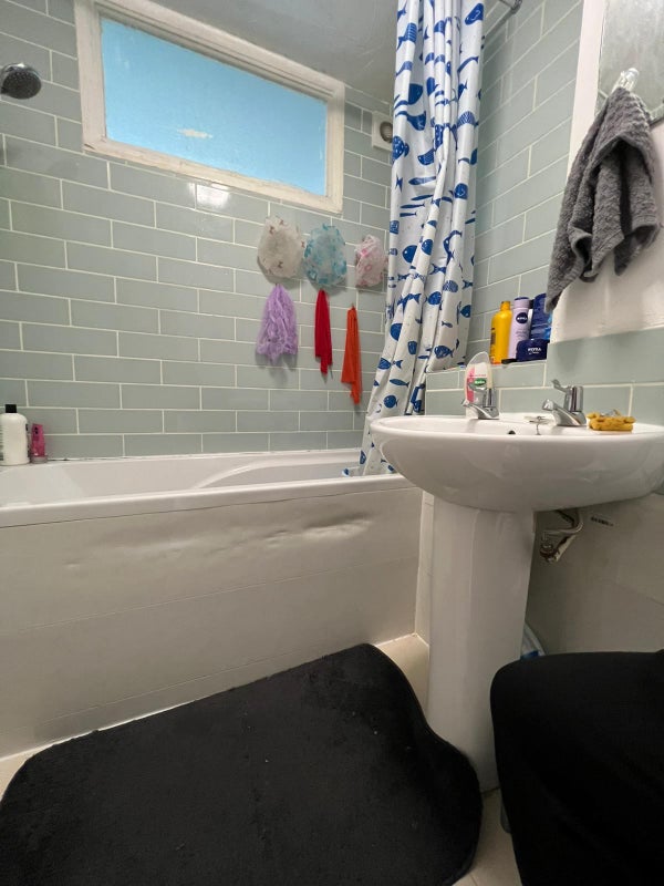 'Lovely 2 Bedroom Flat In Barking For £1450 Pcm ' Room to Rent from