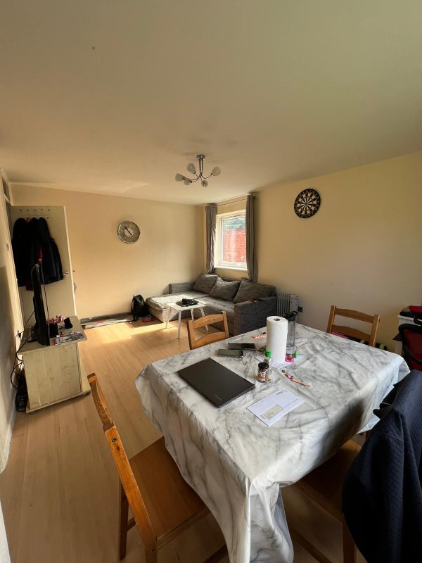 'Lovely 2 Bedroom Flat In Barking For £1450 Pcm ' Room to Rent from