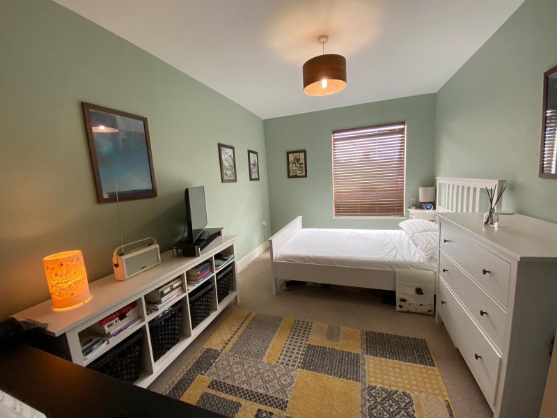 'Double Room in 2 Bed Flat in Streatham Common' Room to Rent from SpareRoom