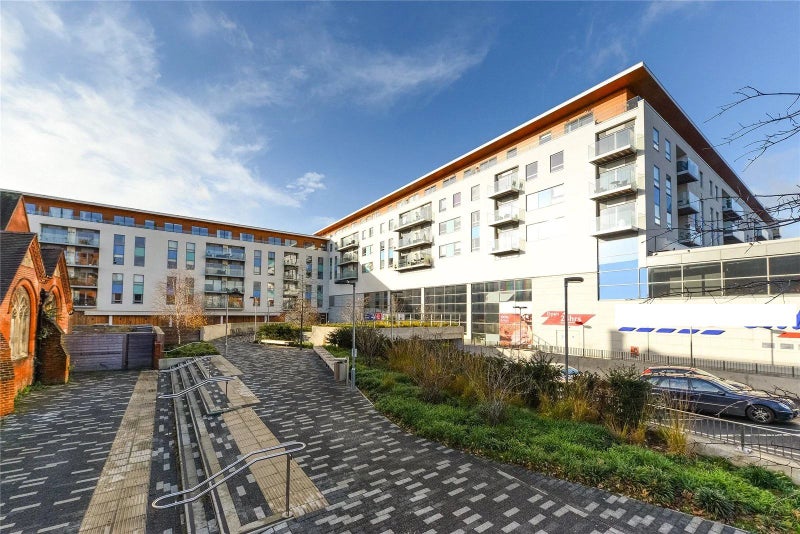 'Double Room in 2 Bed Flat in Streatham Common' Room to Rent from SpareRoom