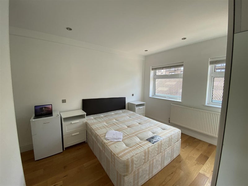 'Spacious EnSuite Rooms in Wembley' Room to Rent from SpareRoom