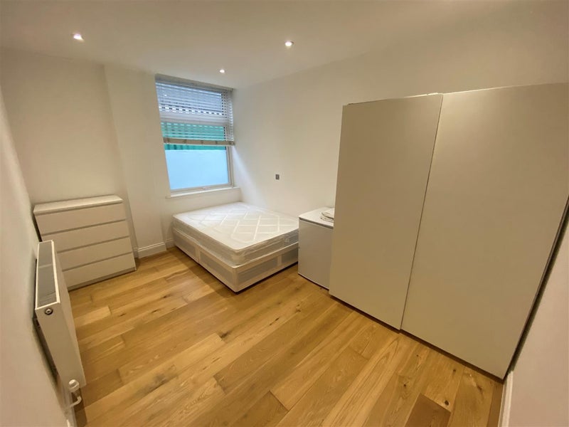 'Spacious EnSuite Rooms in Wembley' Room to Rent from SpareRoom