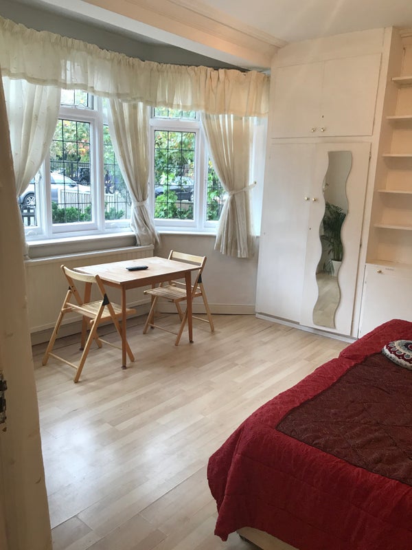 'Lovely in central Wimbledon' Room to Rent from SpareRoom