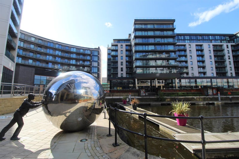 'Beautiful Ensuite Room in Leeds Dock' Room to Rent from SpareRoom