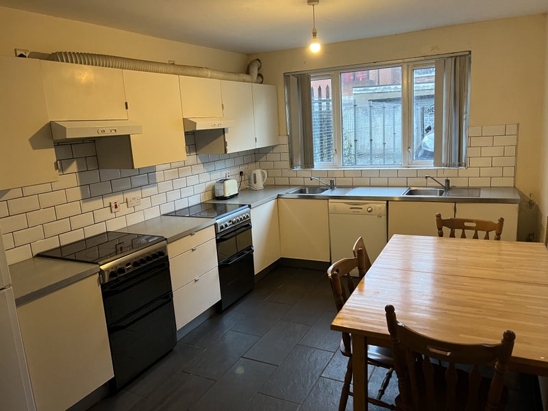 '🏡Huge Rooms Malone Ave Bills Included!! BT9🏡' Room to Rent from SpareRoom