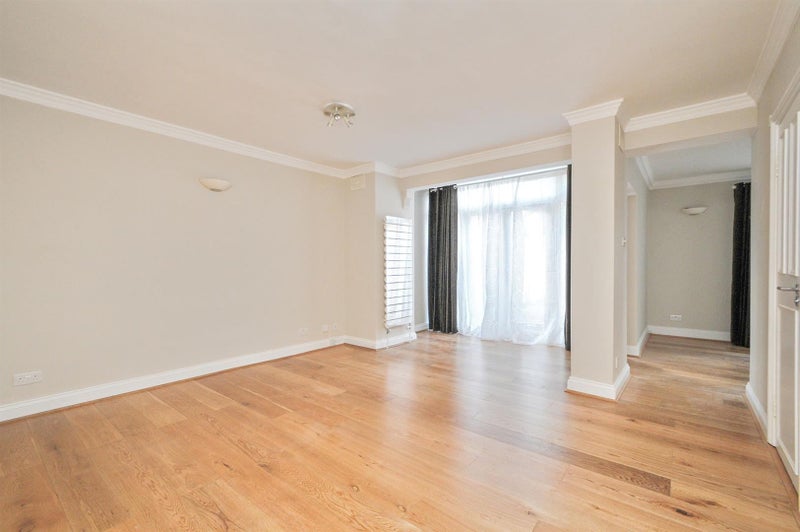 'Large Three Bed Family Townhouse in St.John's Wood' Room to Rent from
