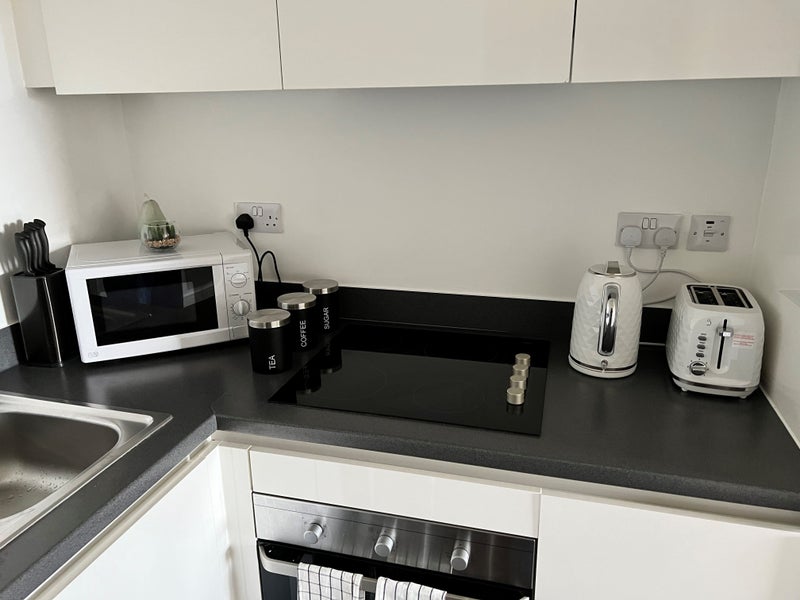 Photo 7: Kitchen