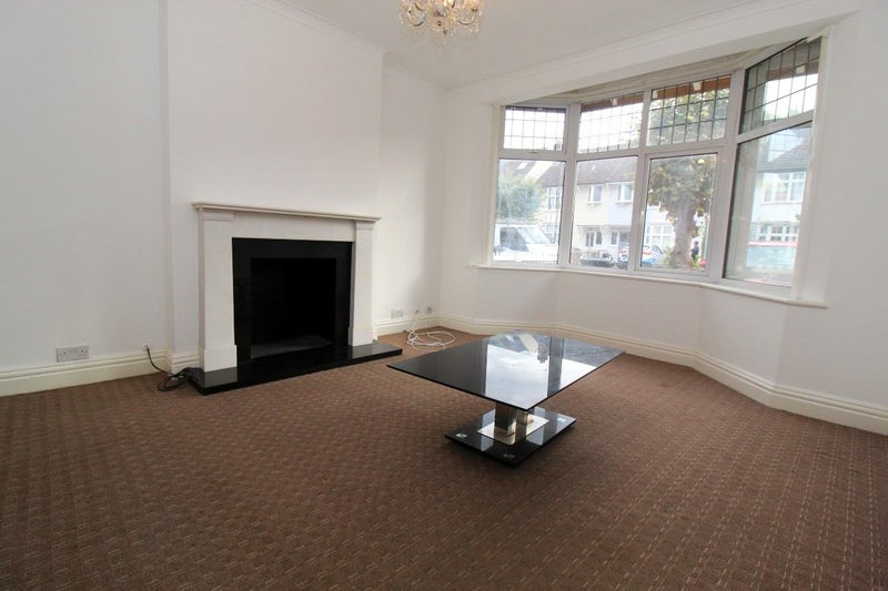 '3 bedroom house, parking in Raynes Park' Room to Rent from SpareRoom