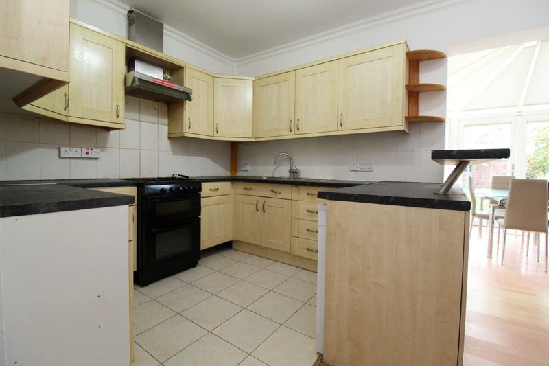 '3 bedroom house, parking in Raynes Park' Room to Rent from SpareRoom