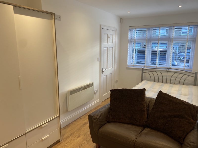 'Studio to rent in north watford ' Room to Rent from SpareRoom