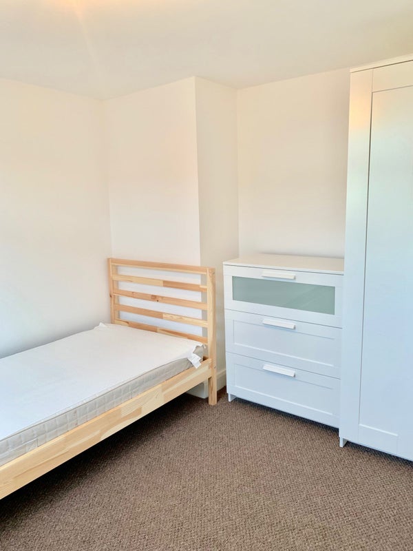 Photo 1: Clean and Tidy Single Room