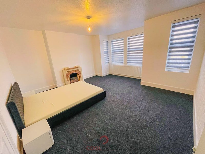 'Large bedroom in Totteridge Lane, Whetstone' Room to Rent from SpareRoom