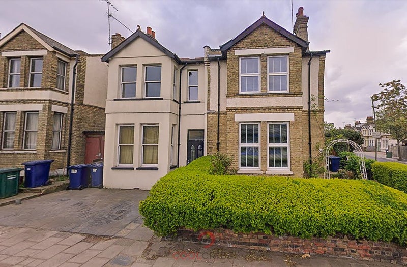 'Large bedroom in Totteridge Lane, Whetstone' Room to Rent from SpareRoom