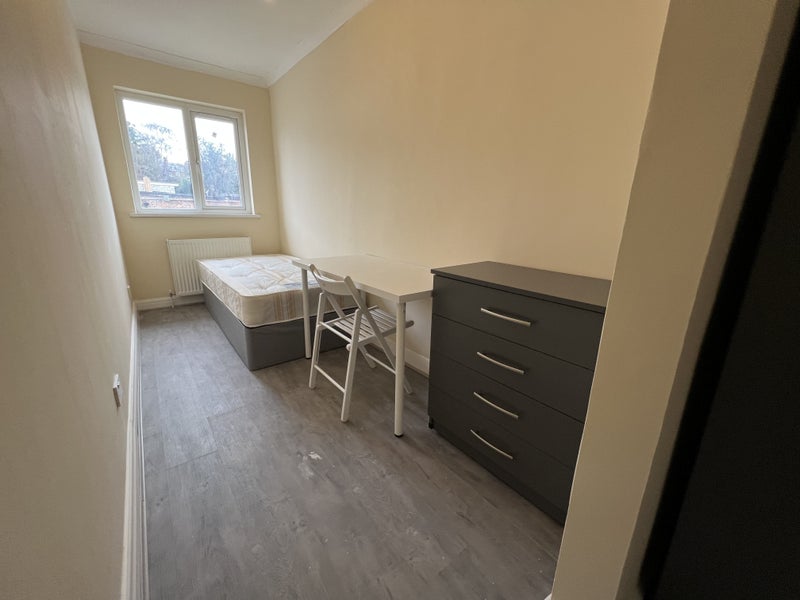 'Room In Wembley!' Room to Rent from SpareRoom