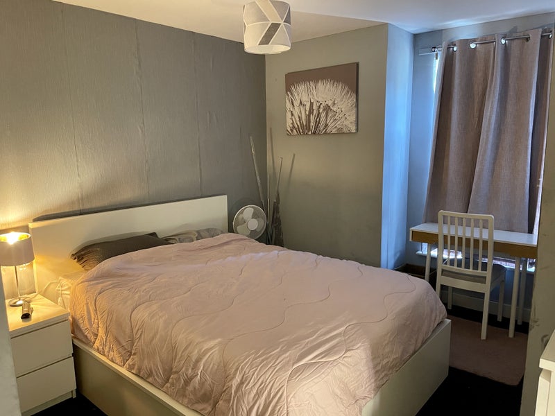 'Double Bedroom in 2/3 bed Flat in Chandlers Ford' Room to Rent from