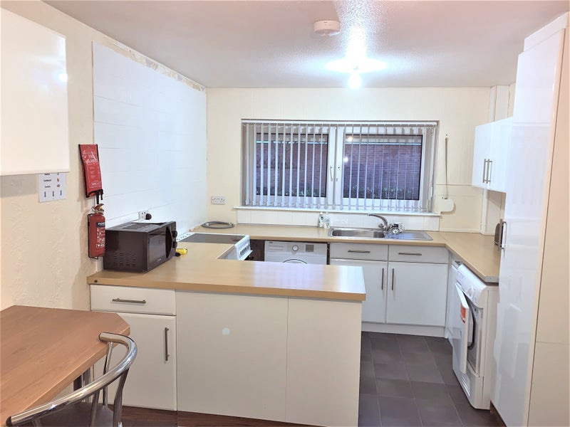 '🏡 Lovely property close to Ford/ Cummins/ Town' Room to Rent from