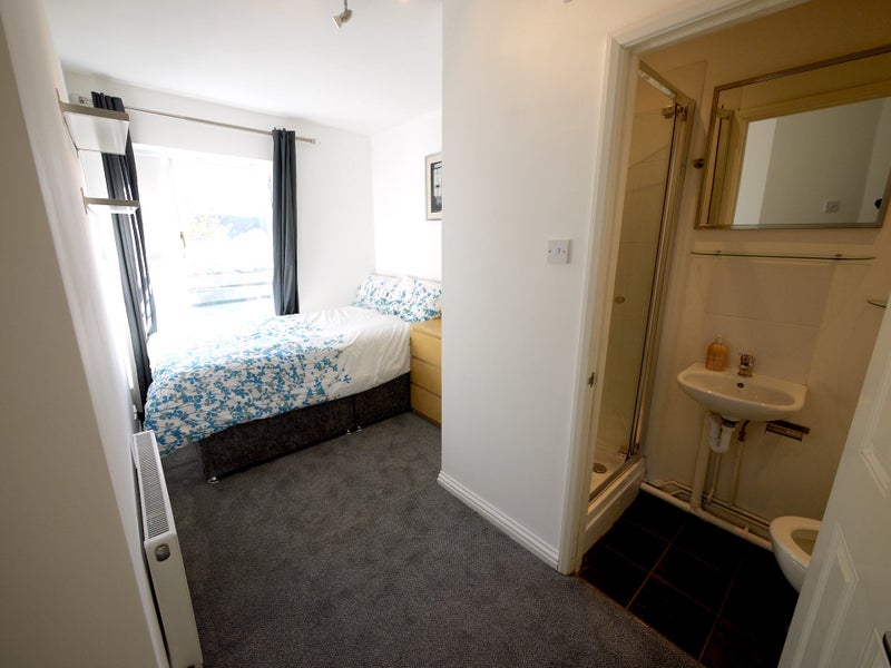 'Nice Double ENSUITE in Modern House by the Docks' Room to Rent from