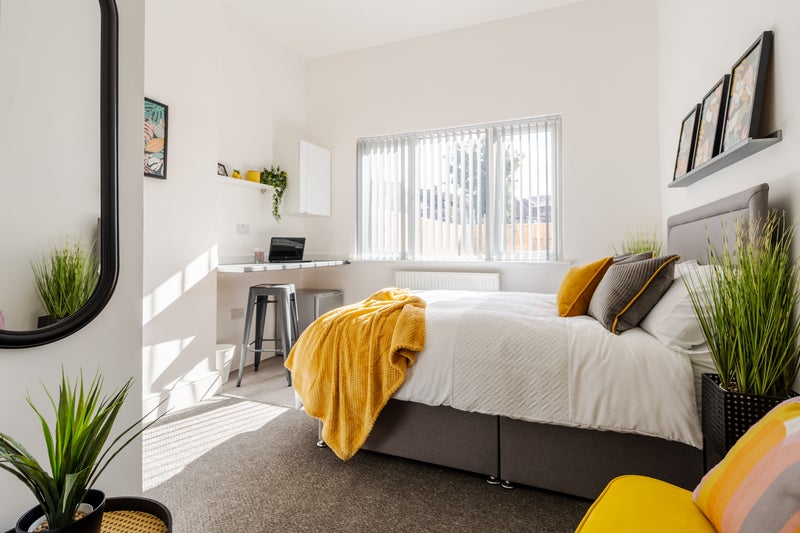 Photo 1: Bedroom 2 En-Suite 