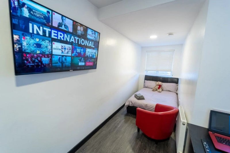 'Brand new studio 10 mins from QE with big kitchen!' Room to Rent from