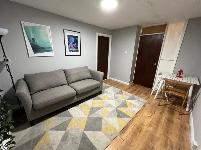 '3 Beds With Living Room I Edgware' Room to Rent from SpareRoom