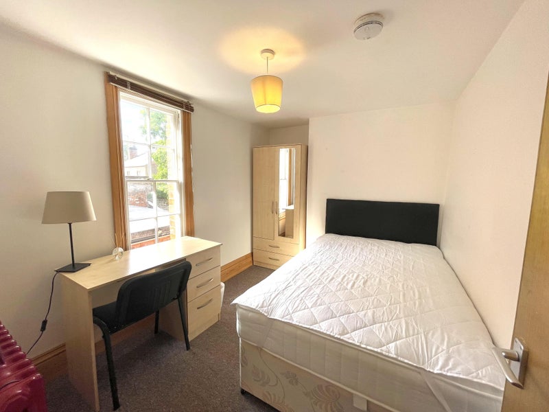 'Double bed in central Leamington' Room to Rent from SpareRoom