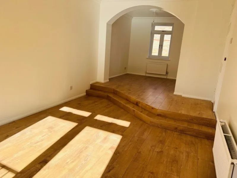 '7 Bedroom House in East Ham (For a Family)' Room to Rent from SpareRoom