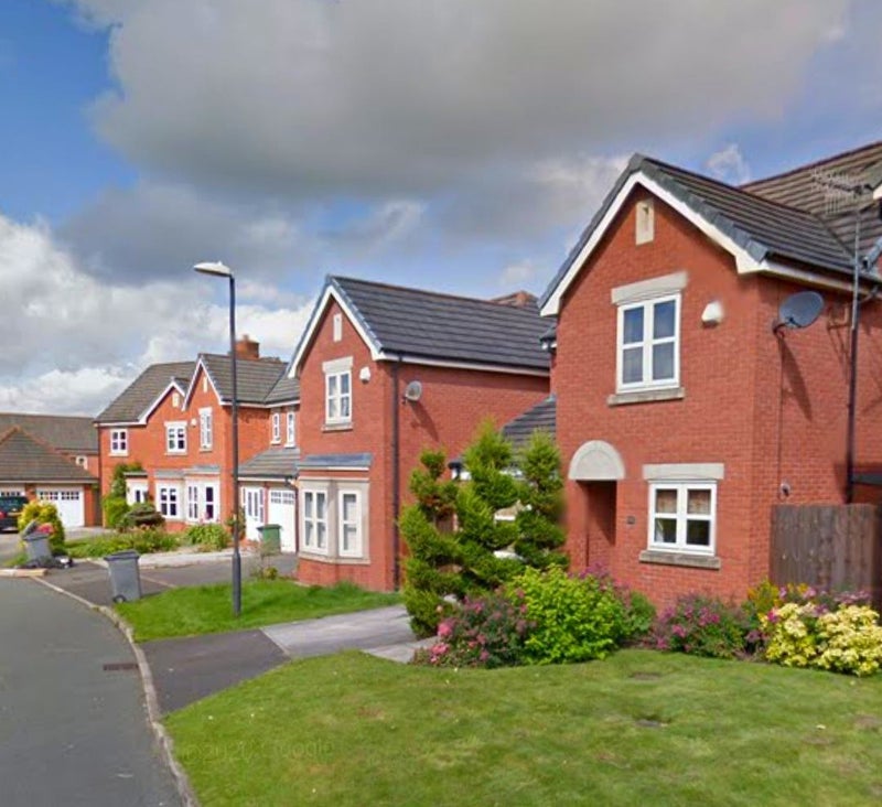 Photo 1: Quiet Cul de sac 