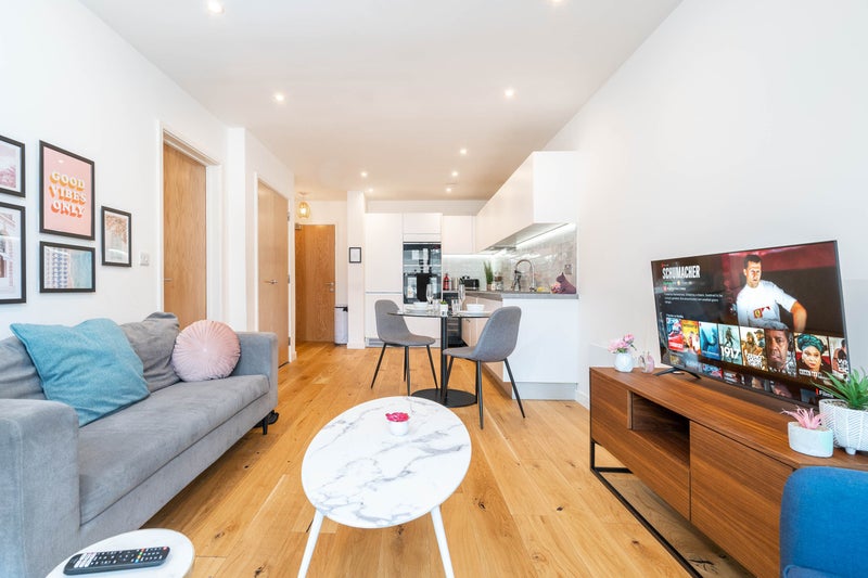 'Fully Furnished Shared 2 Bed Apartment(All Bills) ' Room to Rent from