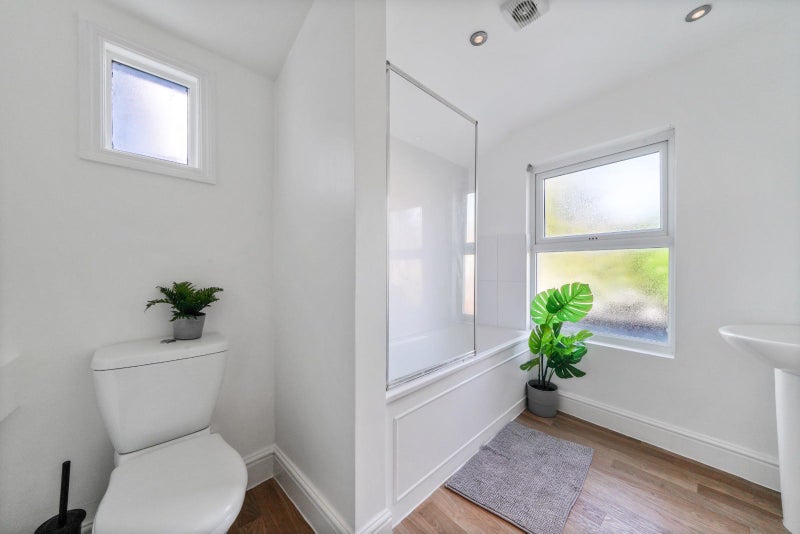 'Large luxury Double room Ealing Broadway' Room to Rent from SpareRoom