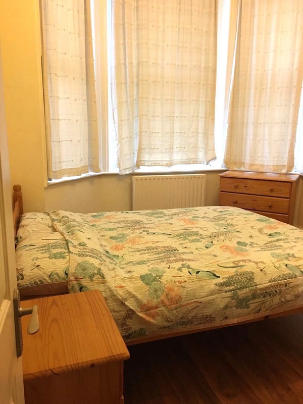 '2 Bedroom flat in close to Baron Court station' Room to Rent from