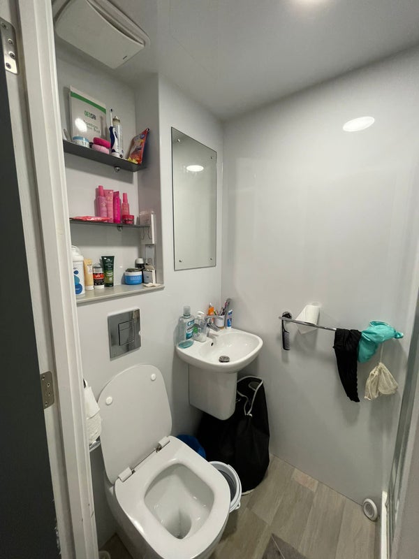 '1 room for tenancy take over in 2 bed flat ' Room to Rent from SpareRoom