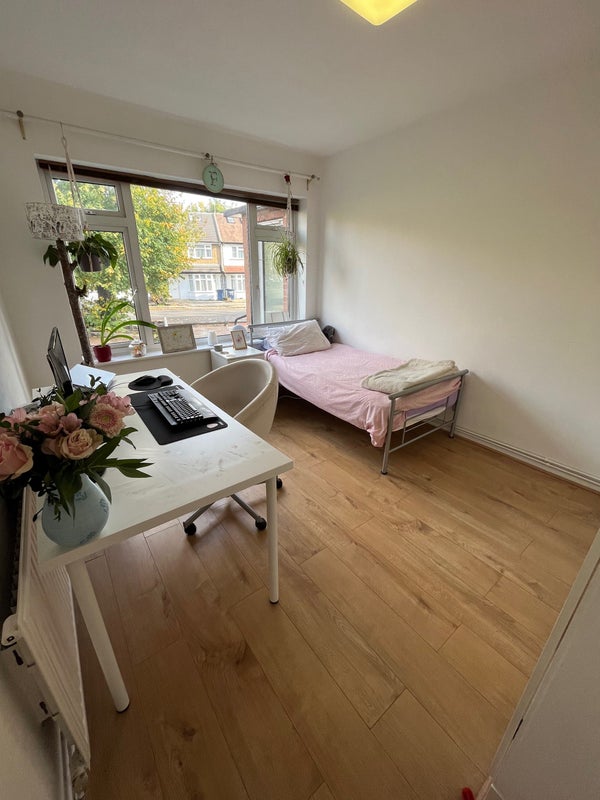 'Spacious double room in modern Hendon flat' Room to Rent from SpareRoom