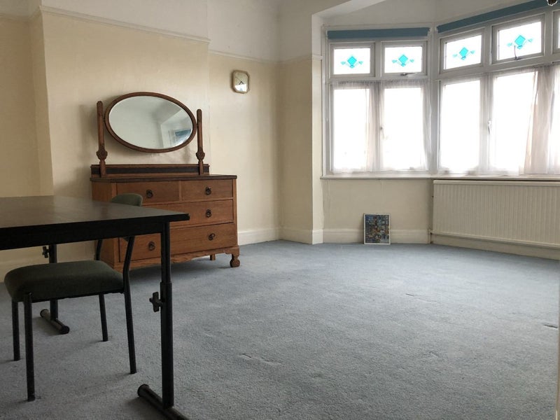 'Entire house available for rent in South Woodford' Room to Rent from