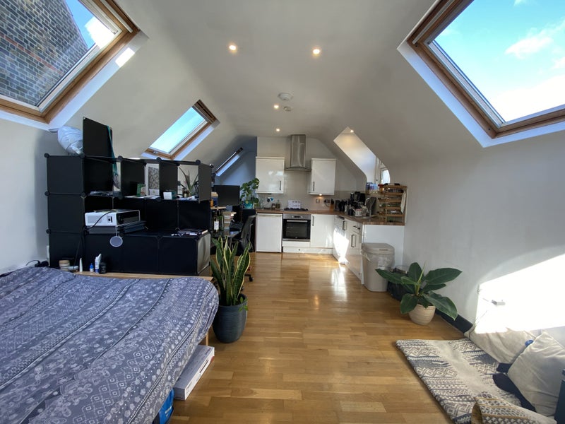 'Immaculate Studio In Streatham SW16' Room to Rent from SpareRoom